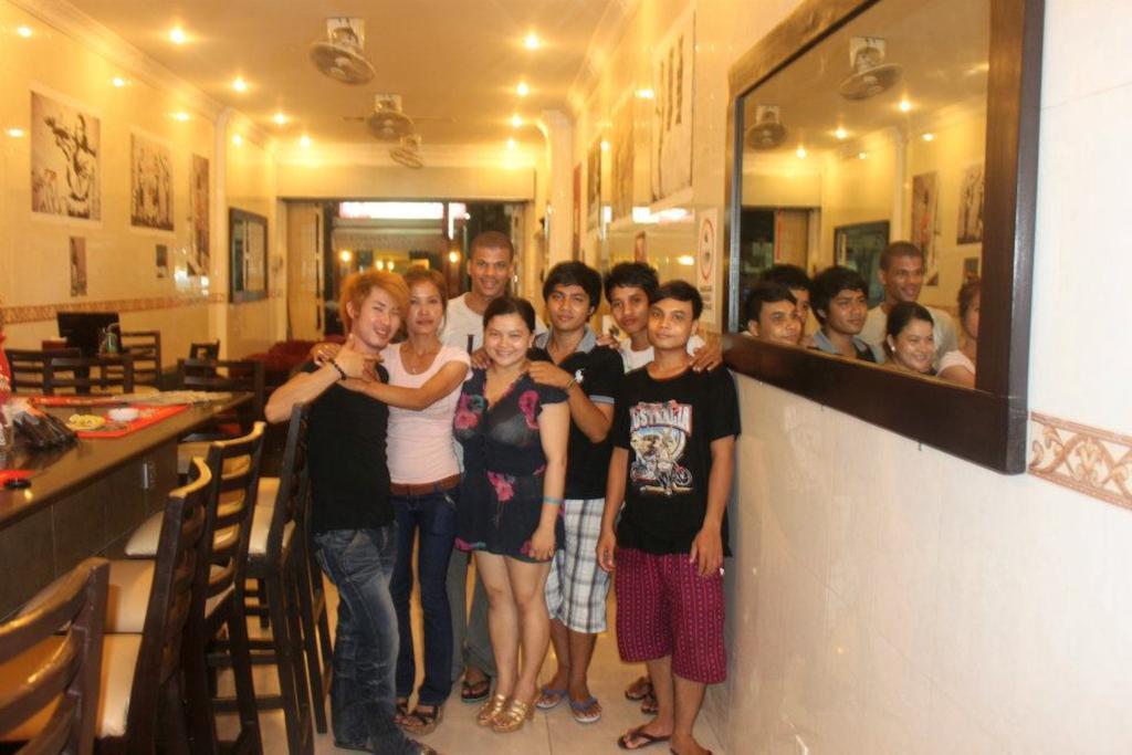 Riverside Backpackers بنوم بنه المظهر الخارجي الصورة